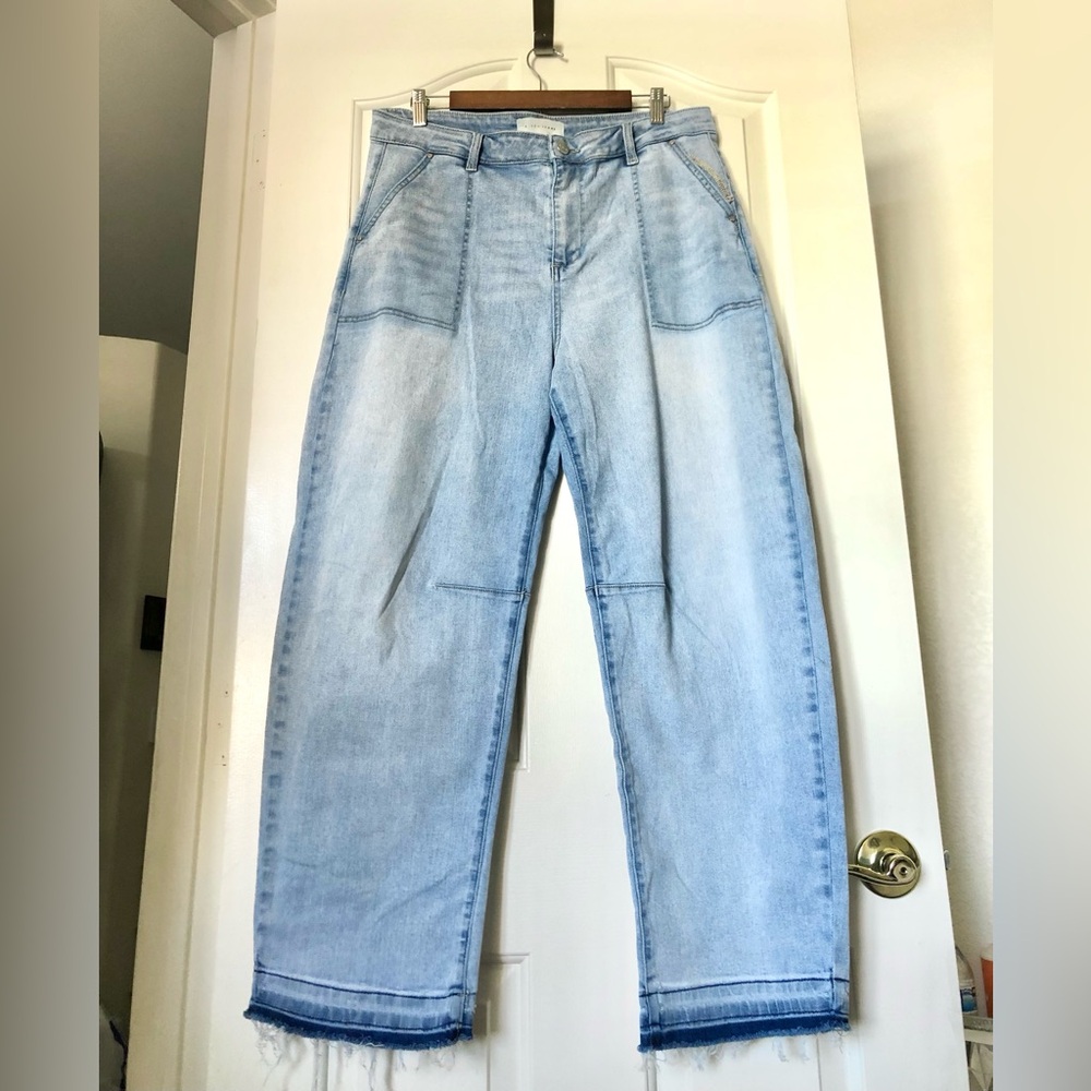 NWOT Light Wash Women's Jeans - Casual High-Rise Denim